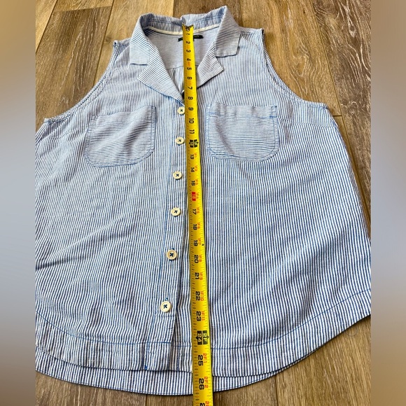 🛍️ For Cynthia Stripped sleeveless button down shirt Size medium excellent. - Picture 3 of 3